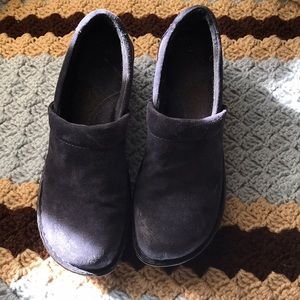 Navy suede b.o.c. Clogs